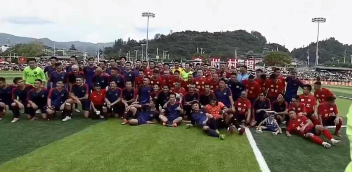 第90分钟，埃因霍温后场长传，蒂尔插上突入禁区，小角度打门偏出底线！